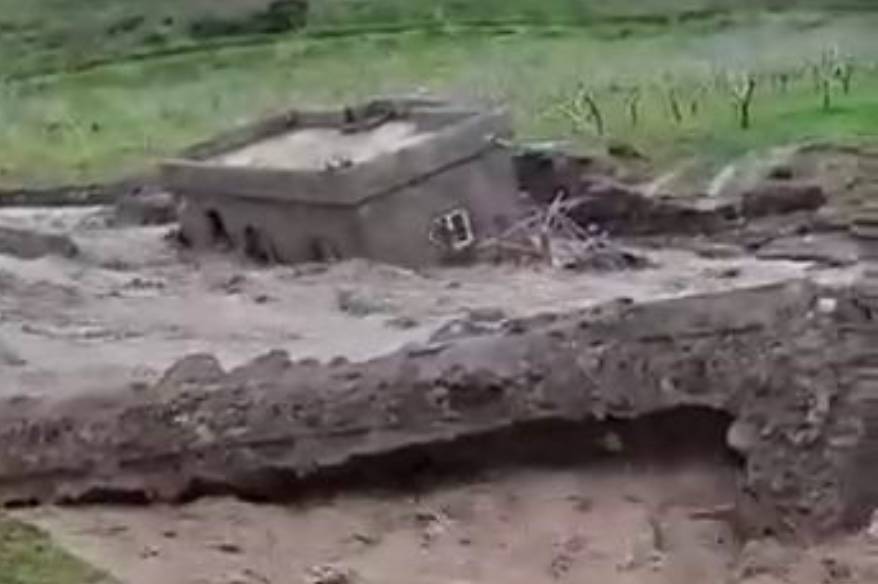 Siirt’te faciadan dönüldü: Sel suları bir evi yuttu