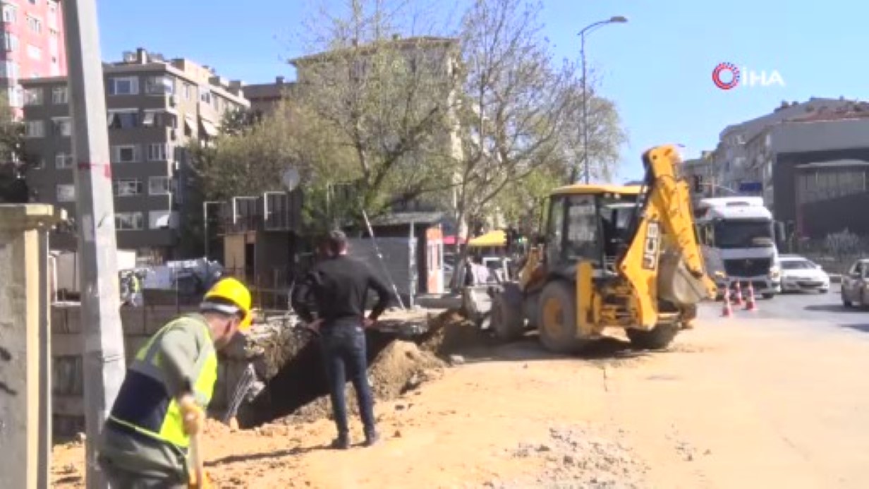 Kadıköy'de istinat duvarı çöktü