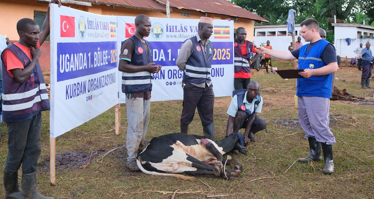 İhlas Vakfı Mütevelli Heyeti Başkanı Mahmut Kemal Aydın 2026 yılı kurban hisse bedellerini açıkladı. Aydın, yurt dışı kurban hisse bedelinin 5 bin 500 TL, yurt içi kurban hisse bedelinin de 18 bin TL olarak belirlendiğini söyledi.