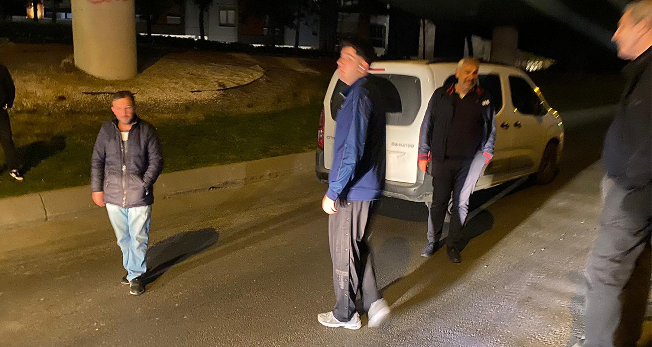 Bakırköy’de yolda kalan araç trafiği kilitledi: Yolcularla sürücü arasında tartışma kamerada