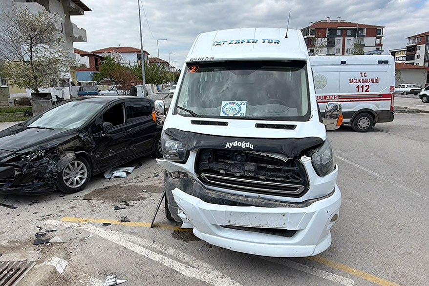 Erbaa’da öğrenci servisi ile otomobil çarpıştı: 10 öğrenci yaralandı