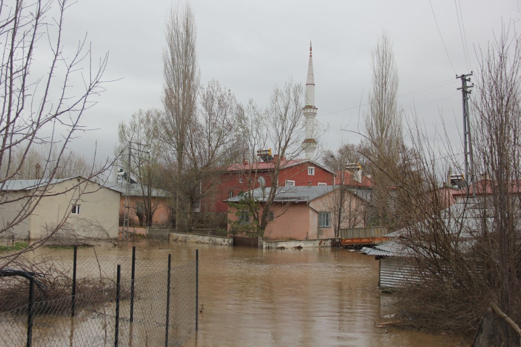 Silivri'de yaşlı çifti "tarlanızı alacağız" diyerek dolandırdılar