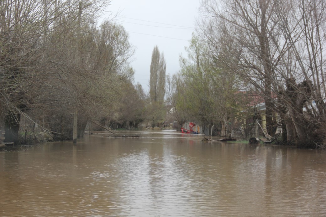 Baraj taştı, köy tamamen sular altında kaldı