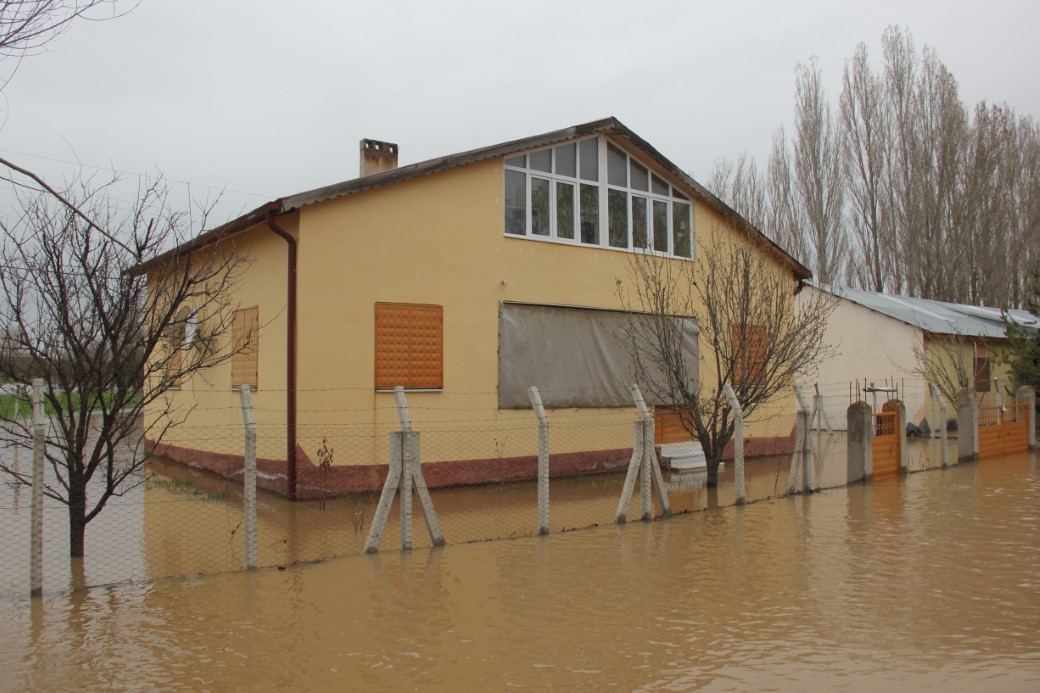 Baraj taştı, köy tamamen sular altında kaldı