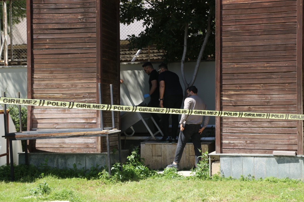 Kötü kokudan şüphelenerek baktıkları reklam panosundan tanınmayacak halde ceset çıktı