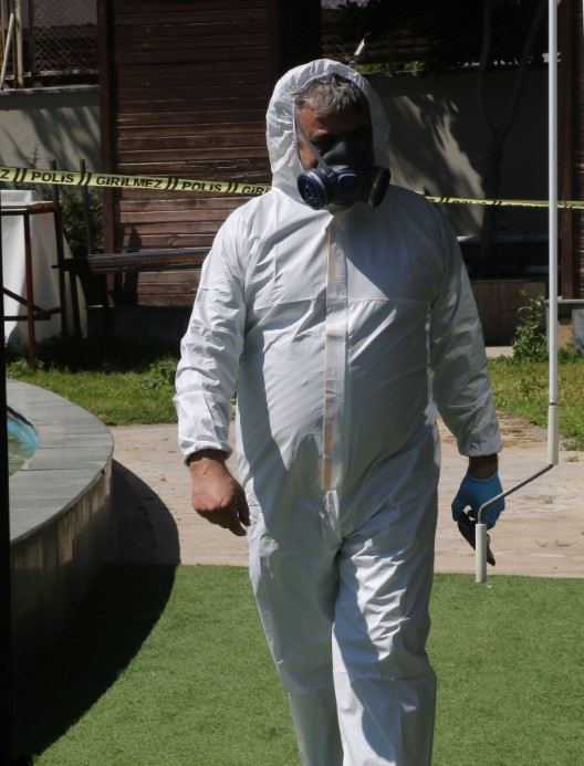 Kötü kokudan şüphelenerek baktıkları reklam panosundan tanınmayacak halde ceset çıktı