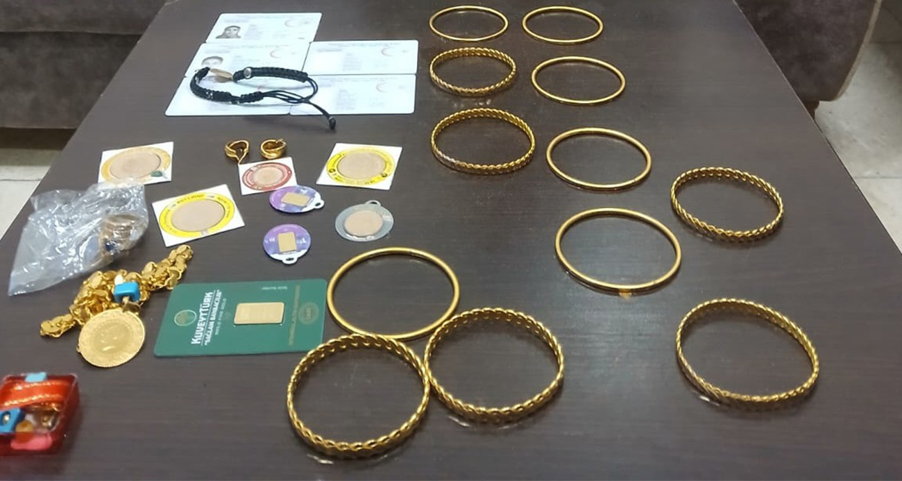 Diyarbakır’da içinde çok sayıda altın bulunan kayıp çanta yapılan incelemelerin ardından sahibine tutanakla teslim edildi.