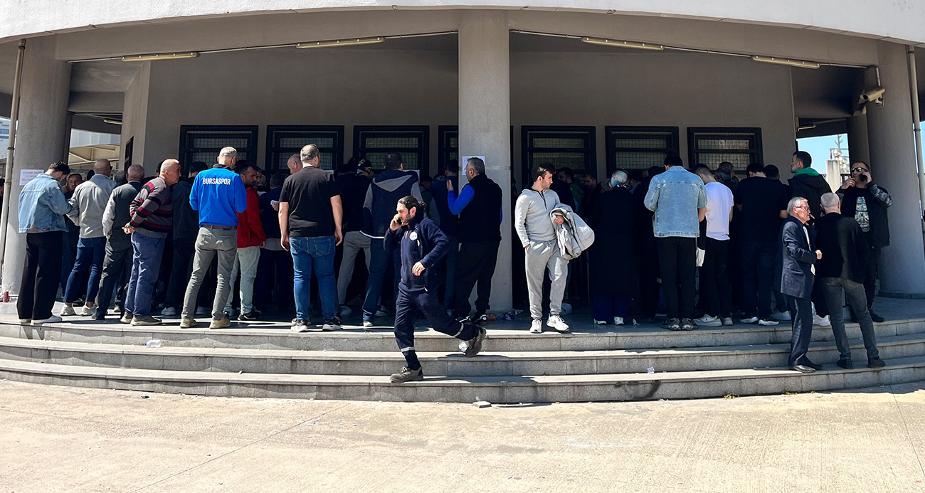 Bursaspor kombinelerine büyük ilgi, taraftar saatlerce kuyrukta bekledi