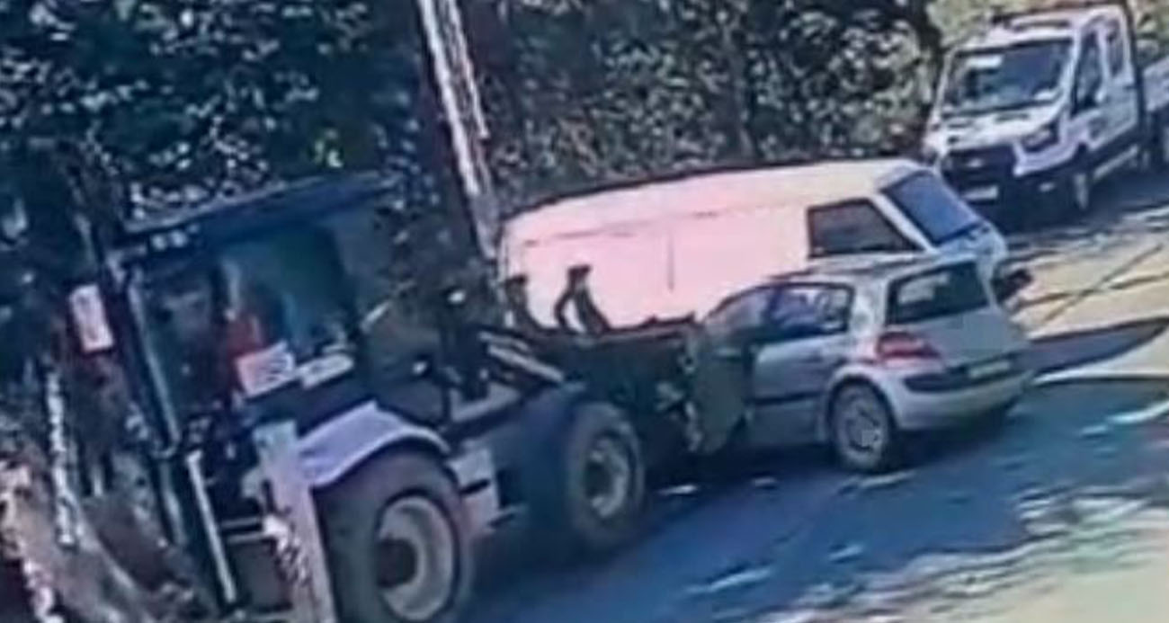 İstanbul Silivri’de sürücüsünün direksiyon hakimiyetini kaybettiği kepçe, park alanında iki aracı yaklaşık 60 metre sürükledi. Bir kadının kepçenin altında kalmaktan son anda kurtulduğu ve kepçenin araçlara çarptığı anlar kameraya yansıdı.