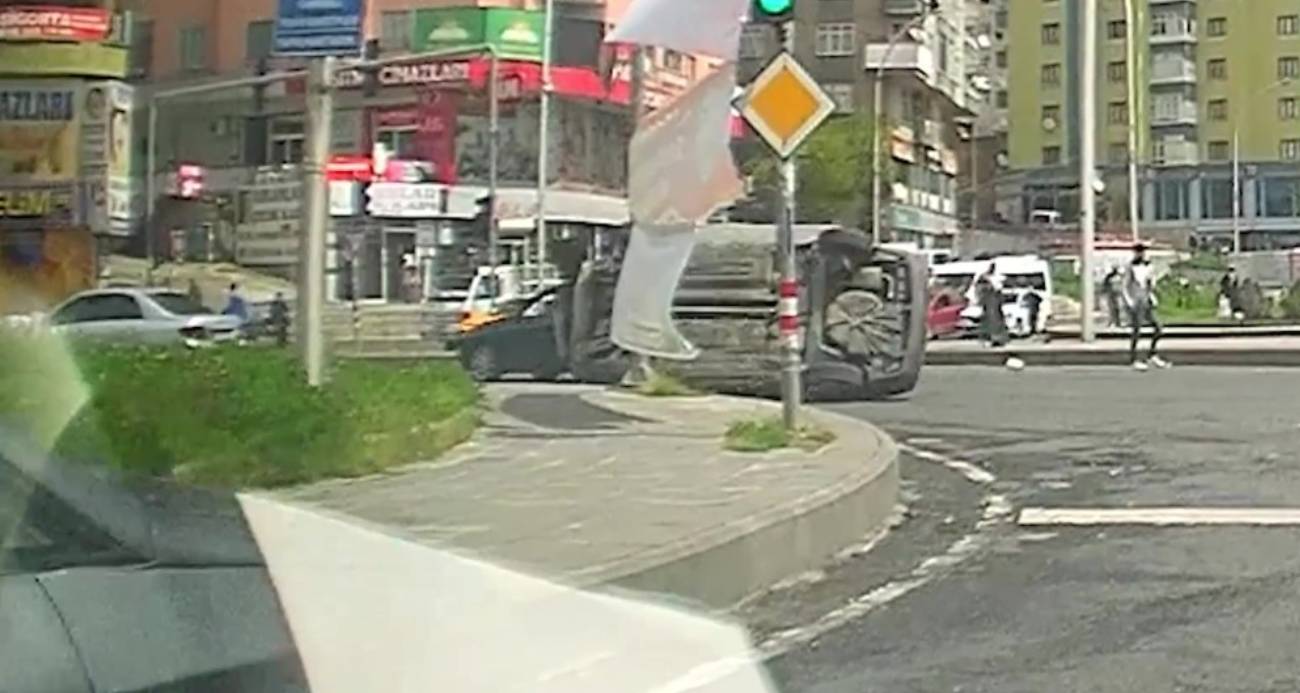 Otomobilin kaldırıma çarpıp yan yatması araç kamerasına yansıdı