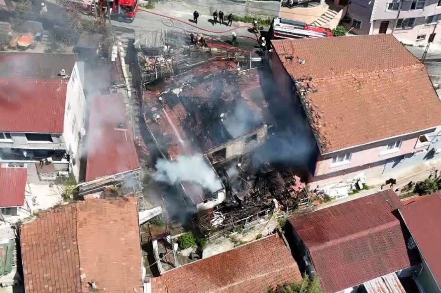 Sarıyer’de alev alev yanan gecekondu kullanılamaz hale geldi