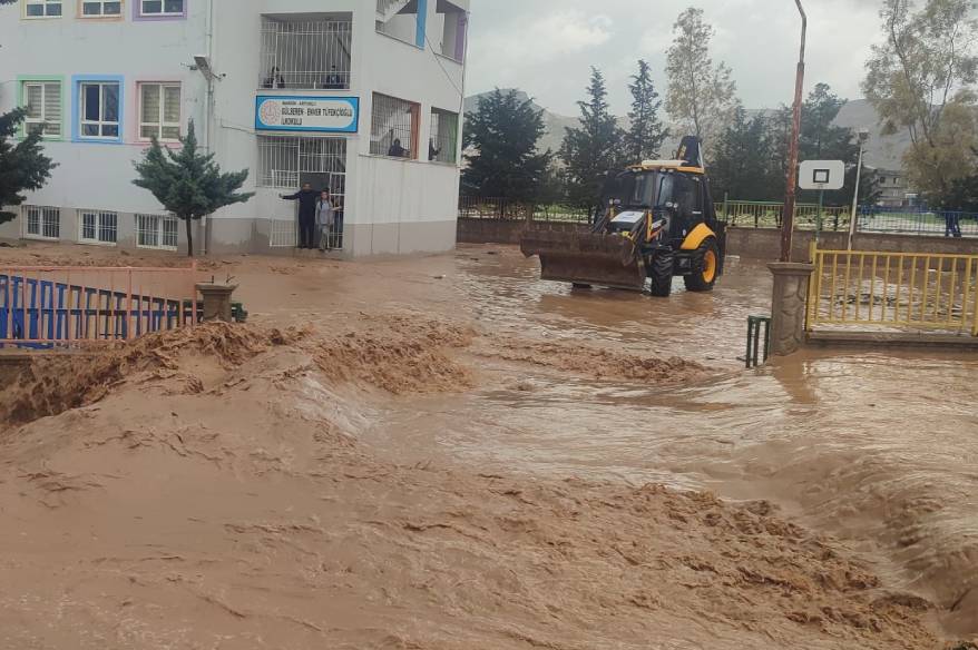 Mardin’de okulda mahsur kalan 75 öğrenci tahliye edildi