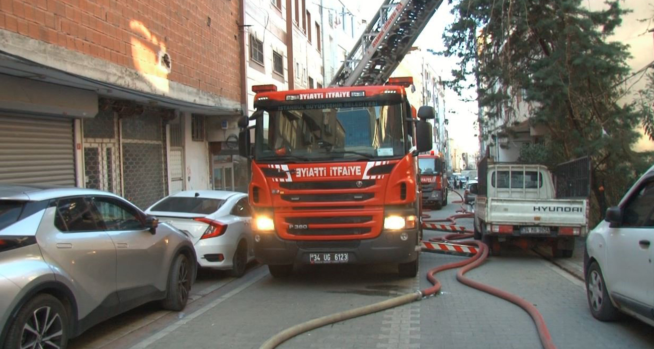 Esenyurt’ta 5 katlı bir binanın çatı katında çıkan yangın, bitişikteki binalara da sıçradı. Paniğe neden olan yangın, itfaiye ekiplerinin müdahalesiyle söndürüldü.