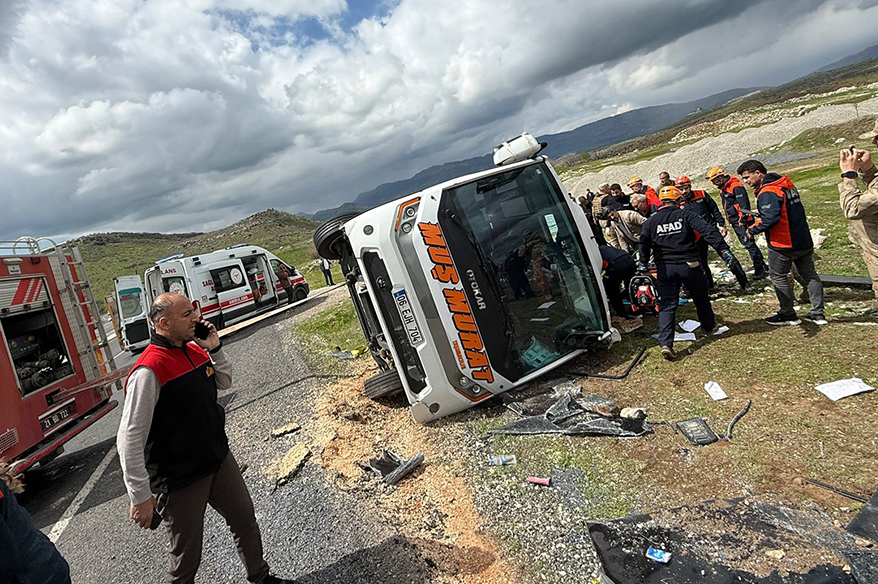 Diyarbakır’da yolcu otobüsü devrildi: 1 ölü, 13 yaralı