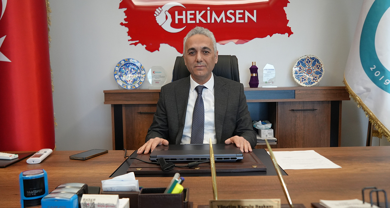 Yönetmelikteki değişiklikler aile hekimlerinin tepkisine sebep oldu. HEKİMSEN Genel Başkanı Uzm. Dr. Adil Kurban, performans kriterlerinin karşılanmaması halinde maaşlardan kesinti yapılmasının sahada ciddi baskı oluşturduğunu vurguladı.