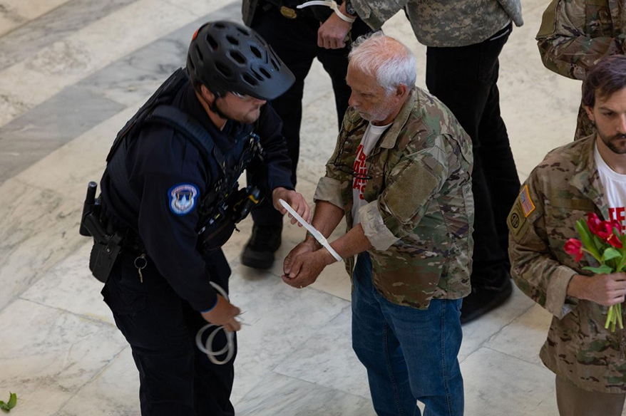ABD Kongresinde İran savaşını protesto eden gazilere gözaltı