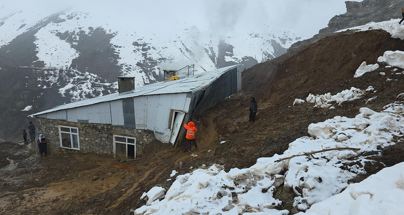 Bahçesaray’da heyelan bir eve zarar verdi
