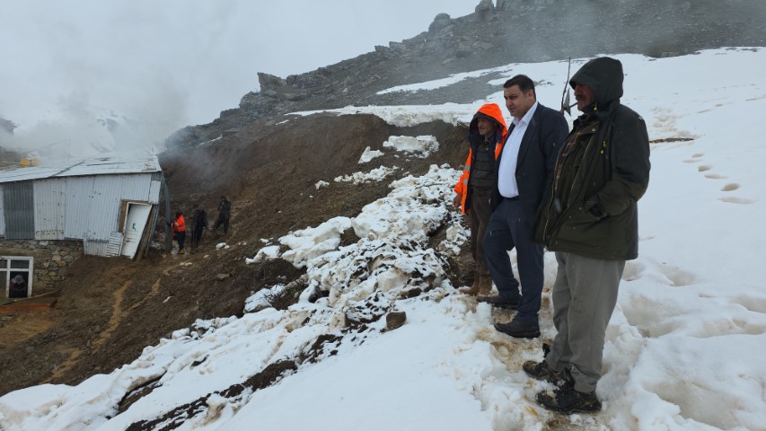Bahçesaray’da heyelan bir eve zarar verdi