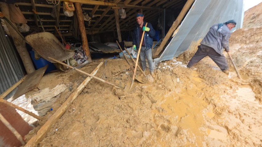 Bahçesaray’da heyelan bir eve zarar verdi