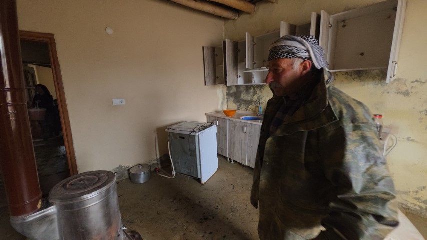 Bahçesaray’da heyelan bir eve zarar verdi