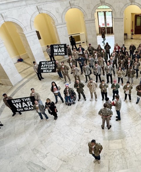 ABD Kongresinde İran savaşını protesto eden gazilere gözaltı