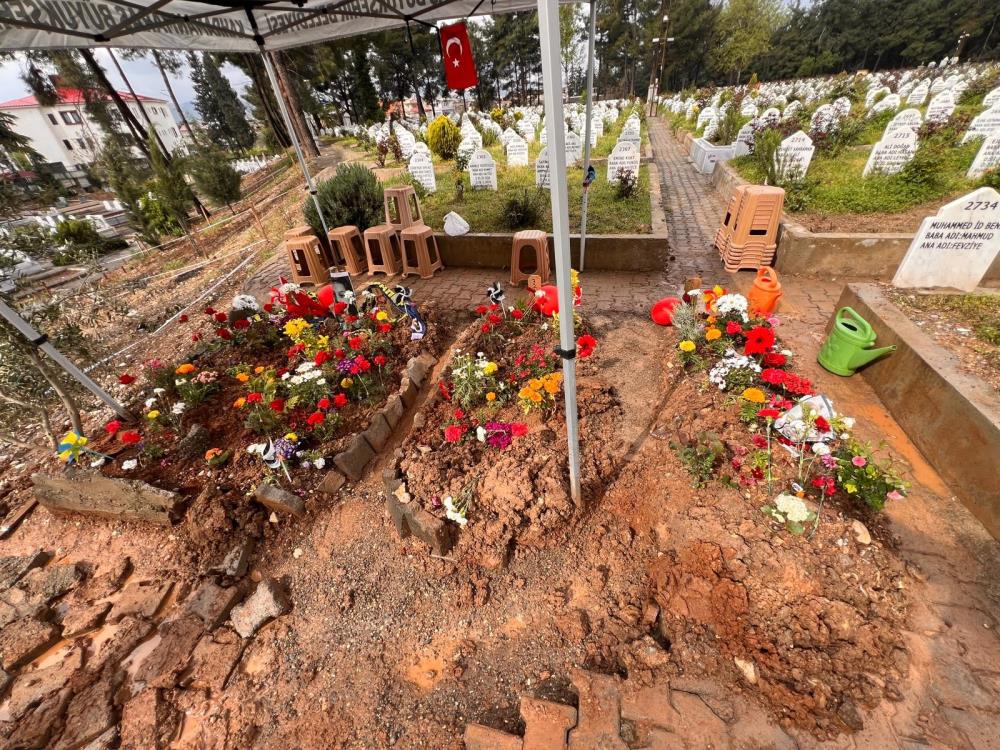 Saldırıda hayatını kaybeden çocukların mezarlarına bırakılan notlar duygulandırdı