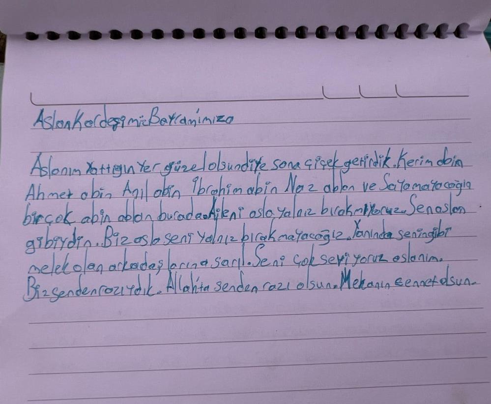 Saldırıda hayatını kaybeden çocukların mezarlarına bırakılan notlar duygulandırdı