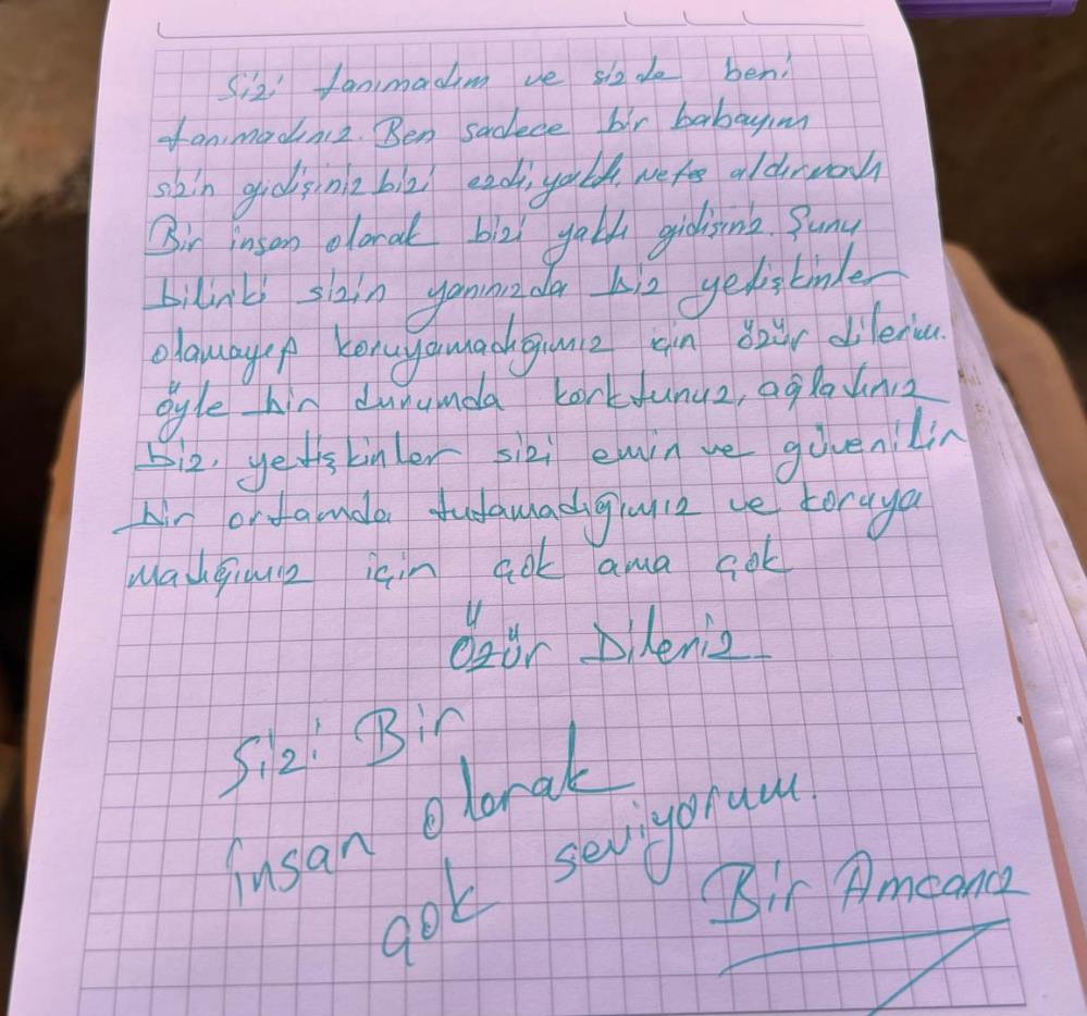 Saldırıda hayatını kaybeden çocukların mezarlarına bırakılan notlar duygulandırdı