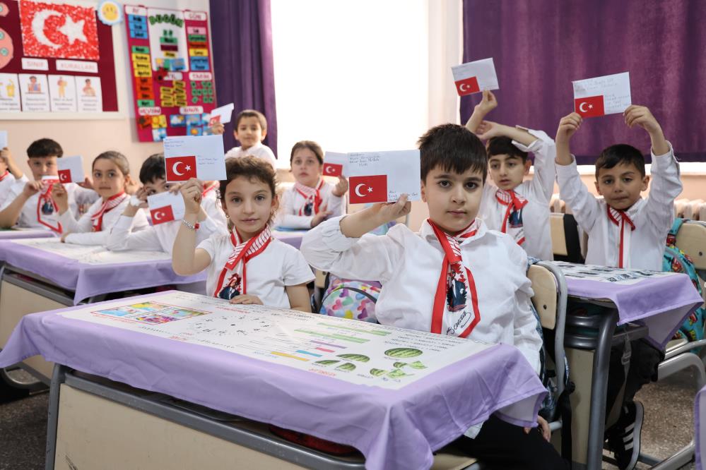 Minik eller yiğit yürekler için mektup yazdı, yiğitlerin cevabı gecikmedi