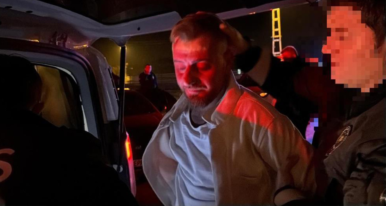  Kayseri’nin Melikgazi ilçesinde polis ekiplerinin 'dur' ihtarına uymayan ehliyetsiz sürücü uzun süreli kovalamacanın ardından kaza yapması sonucu yakalandı. Sürücü, ekiplere önce telefonunu daha sonra da kelepçeyi bahane ederek alkol testini reddederken, 685 bin TL idari para cezası yazıldı.