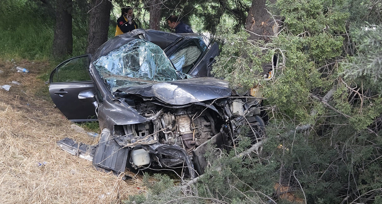 Balıkesir’de kontrolden çıkarak yol kenarındaki ağaçlara çarpan otomobilin hurdaya döndüğü kazada 1 kişi hayatını kaybetti.