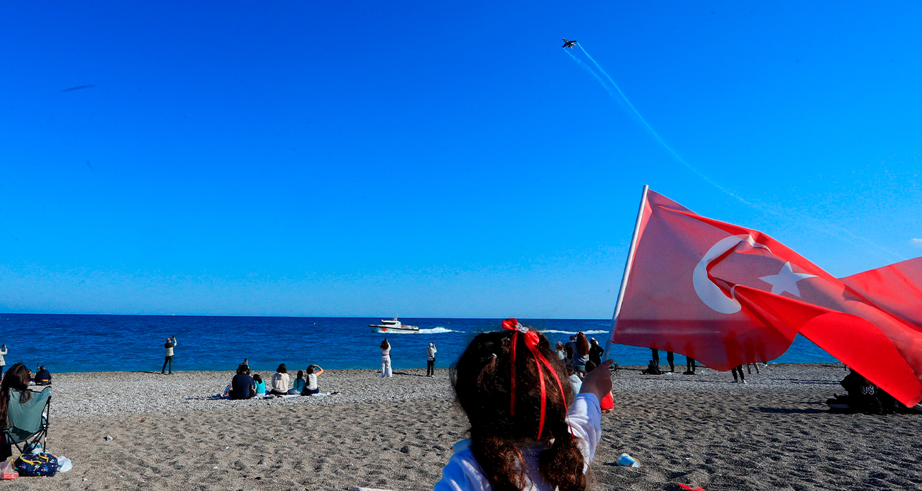 Türk Hava Kuvvetlerinin akrobasi ekibi SOLOTÜRK, 23 Nisan Ulusal Egemenlik ve Çocuk Bayramı kutlamaları kapsamında Antalya’ya düzenleyeceği gösteri öncesi prova uçuşu yaptı.