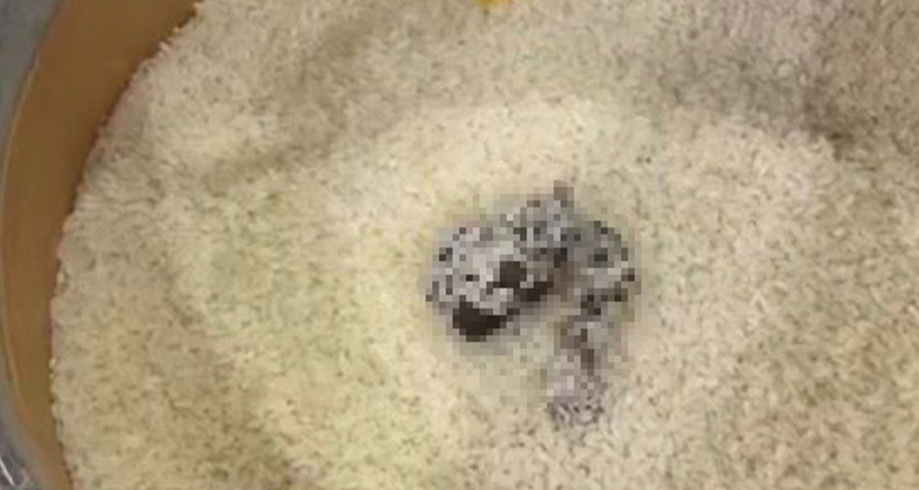 Mersin’de bir markette açıkta satılan pirinçte ’kedi dışkısı’ bulunduğu iddiası üzerine başlatılan inceleme sonucunda işletmeye 52 bin 801 TL idari para cezası uygulandı.