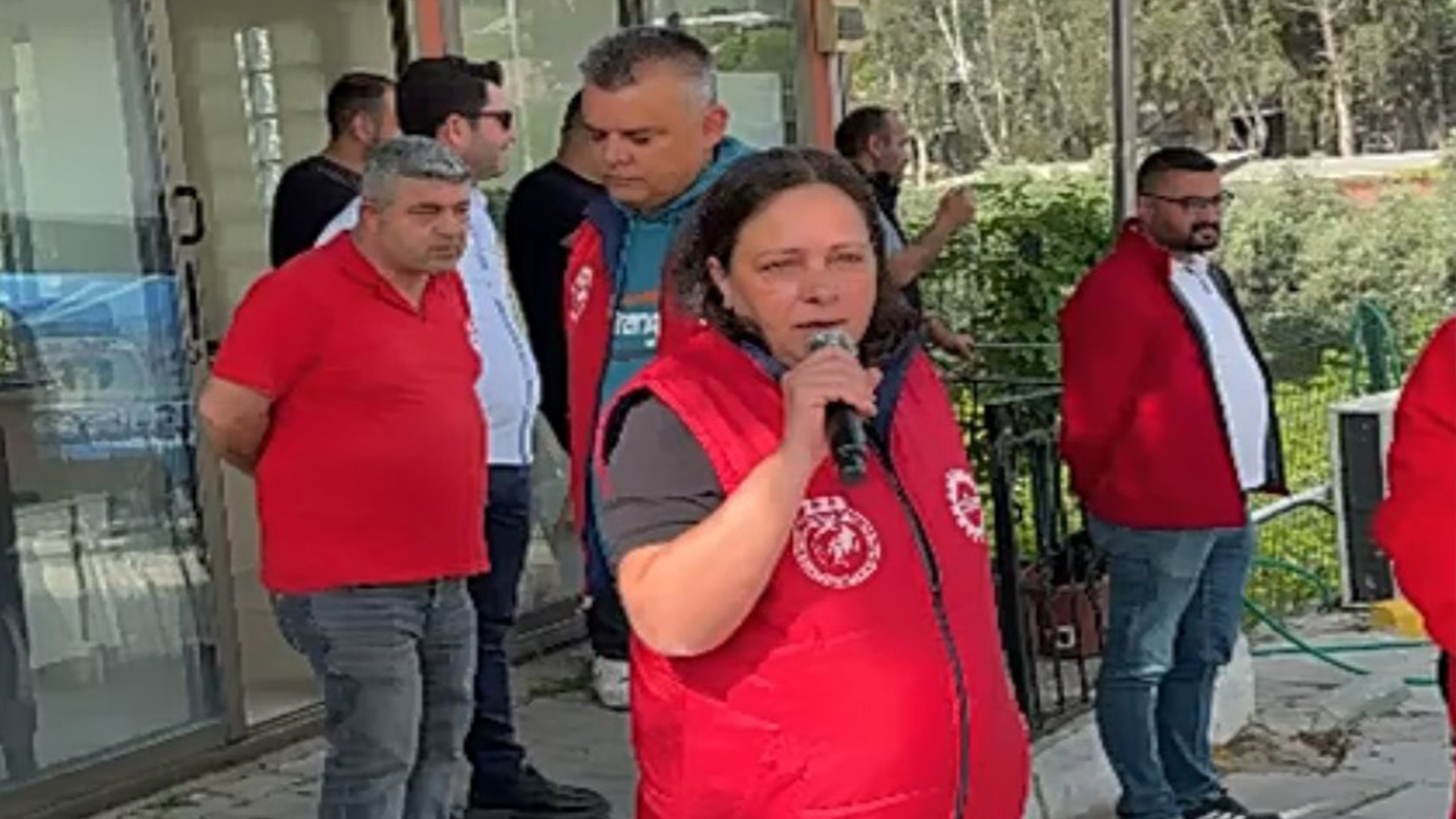 Karşıyaka Belediyesine bağlı Kent A.Ş. bünyesinde çalışan 540 işçi, toplamı 500 bin lirayı aşan ve 8 aydır ödenmeyen maaş alacakları nedeniyle Karşıyaka Belediye Başkanı Behice Yıldız İşçimenler’e tepki gösterdi.