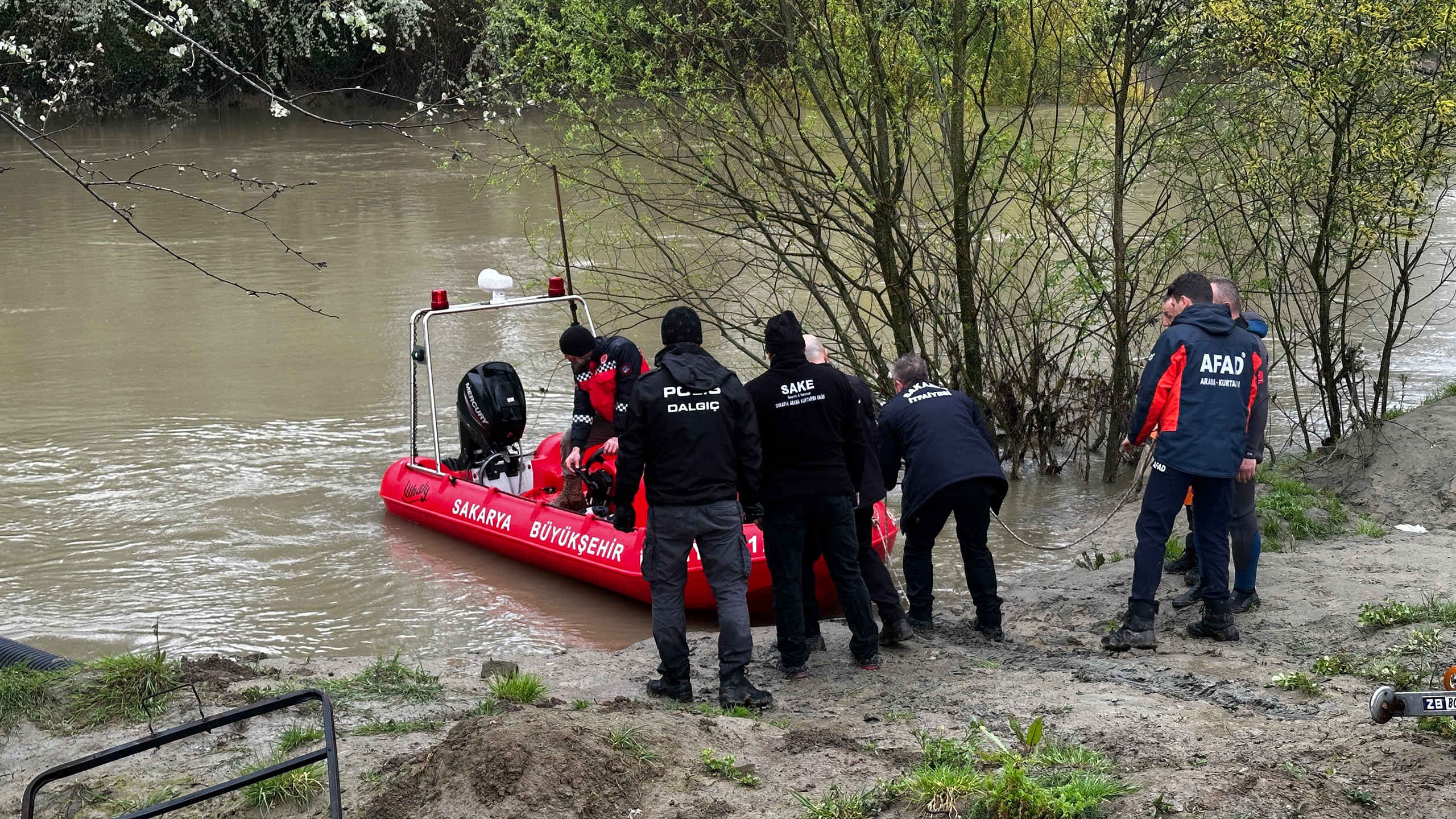 Yürek yakan olayı ağabeyi anlattı: "Kardeşim balığı almak istedi, ip kopunca nehre düştü ve gitti"