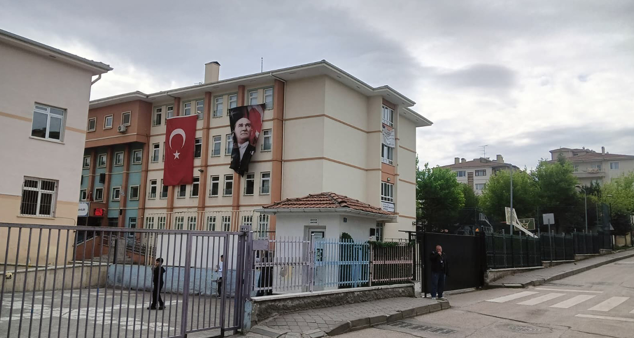 Ankara’nın Sincan ilçesinde bir ortaokulda okuyan 5. sınıf öğrencisi erkek çocuğunun okula tabanca getirdiği iddia edildi. Olayla ilgili çocuğun ailesinden gözaltına alınanlar olduğu ve güvenlik amacıyla çocukların okula çanta yerine şeffaf poşetlerle gelmesi kararının alındığı öğrenildi.