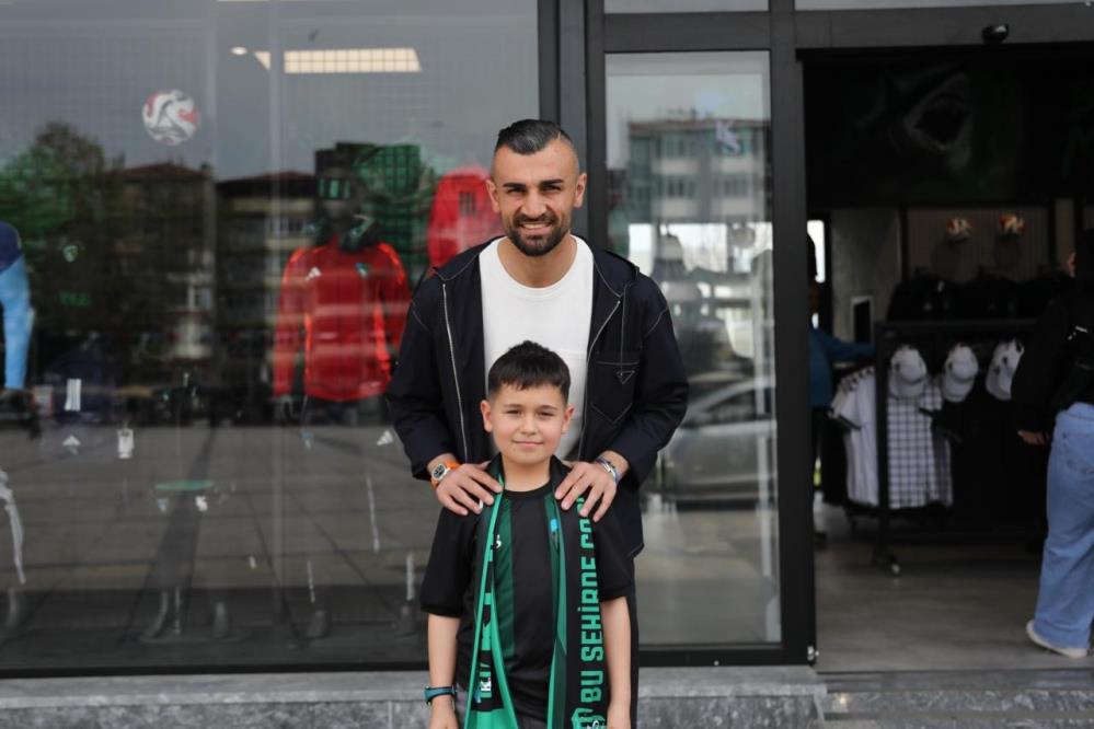 Serdar Dursun’dan minik taraftara jest