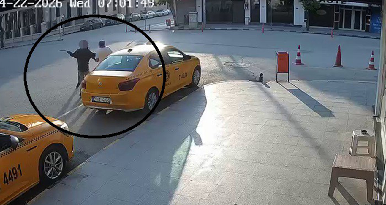 Suç makinesi önüne geleni satırla yaraladı, o anlar kameraya yansıdı