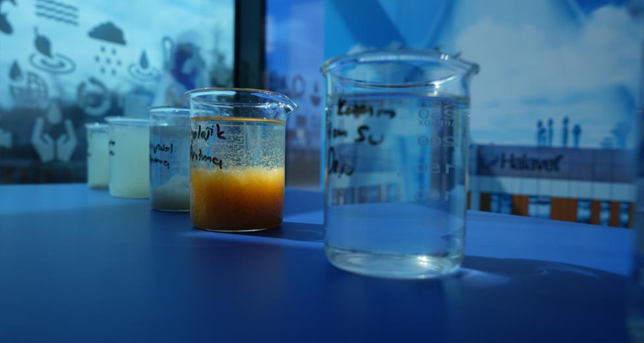 Bolu'da üretim yapan jelatin fabrikası, kurduğu yeni sistemle günlük 2 bin 500 ton atık suyu arıtarak üretime geri kazandırdı. 'Sonsuz çevrim' adı verilen projeyle su ayak izini yarı yarıya düşüren tesisin arıtılan suyun doğallığını ve temizliğini göstermek için kurduğu akvaryumda Japon balığı besleniyor.