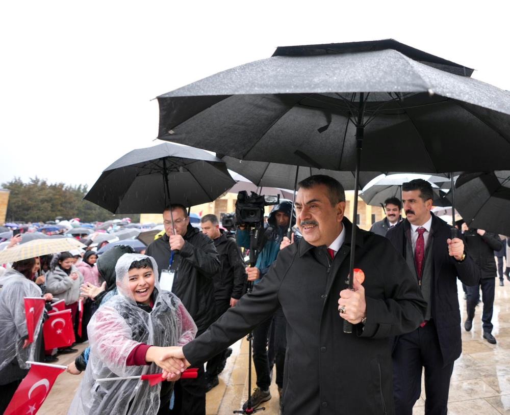 Bakan Tekin, öğrencilerle Anıtkabir’i ziyaret etti