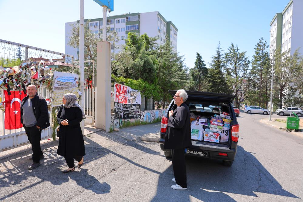 Okuldaki saldırıdan kurtulan öğrenci annesiyle okula gelip eşyalarını aldı