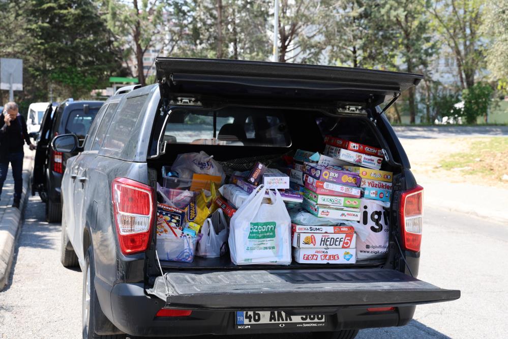 Okuldaki saldırıdan kurtulan öğrenci annesiyle okula gelip eşyalarını aldı