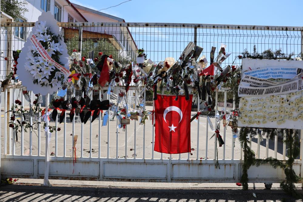 Okuldaki saldırıdan kurtulan öğrenci annesiyle okula gelip eşyalarını aldı
