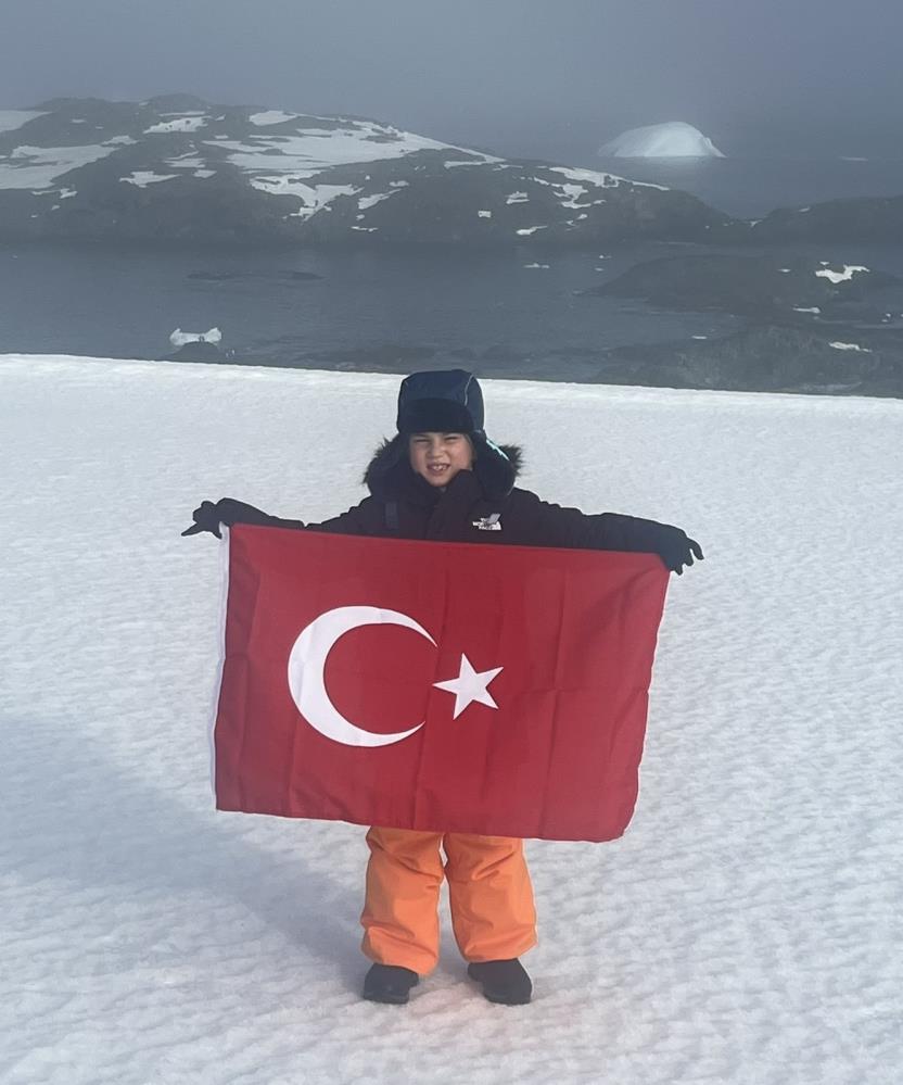 7 yaşındaki Pars, Güney Kutbu’nda Türk bayrağı açtı