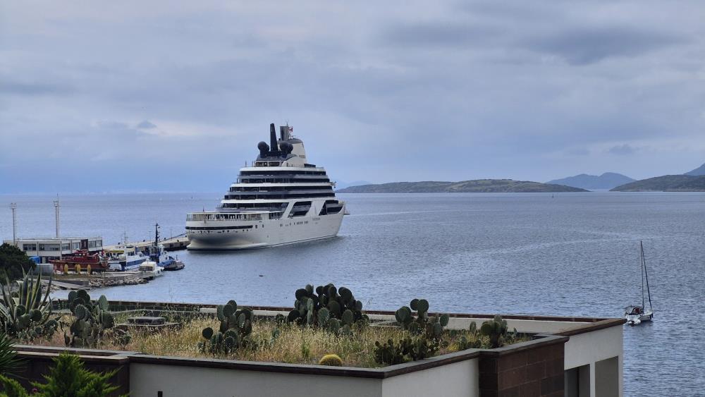 Muğla'nın Bodrum ilçesi, dünyanın önde gelen lüks yolcu gemilerinden Malta bayraklı "Four Seasons 1"i ağırlıyor.