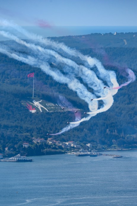 ‘Türk Yıldızları’ Çanakkale semalarında nefesleri kesti