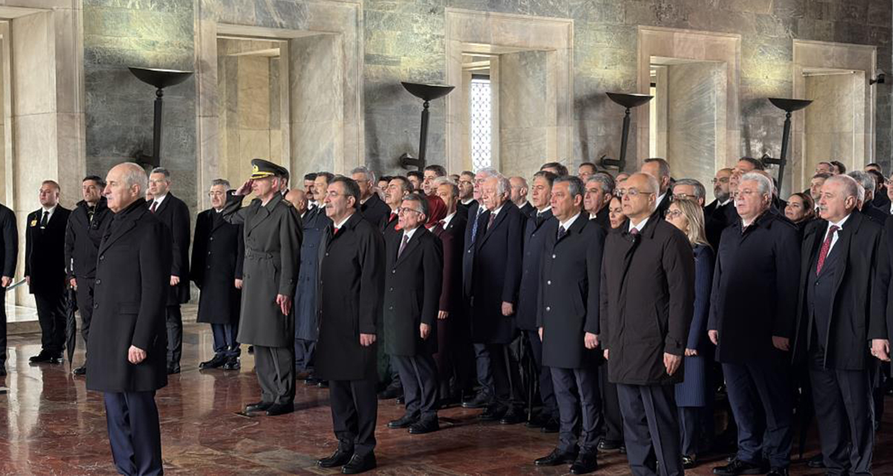 Türkiye Büyük Millet Meclisi (TBMM) Başkanı Numan Kurtulmuş başkanlığındaki devlet erkanı, 23 Nisan Ulusal Egemenlik ve Çocuk Bayramı ile TBMM'nin açılışının 106. yıl dönümü dolayısıyla Anıtkabir'de düzenlenen törene katıldı.