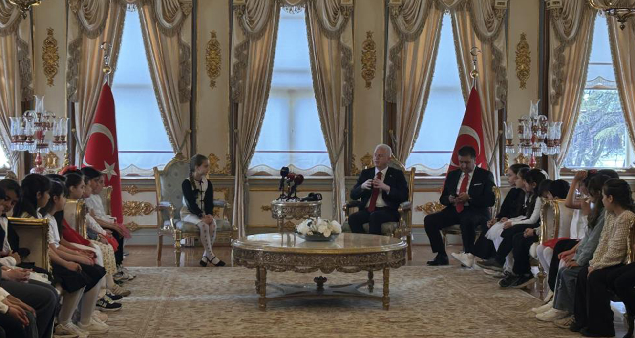 23 Nisan Ulusal Egemenlik ve Çocuk Bayramı dolayısıyla İstanbul Valisi Davut Gül, 10 şehirden gelen 30 öğrenciyi kabul etti. Vali Davut Gül, bayram dolayısıyla makamını 2'nci sınıf öğrencisi Asmin Ayşe Aslan'a bıraktı. Temsili Vali, okullarda güvenlik önlemleri arttırılsın talimatı verdi.