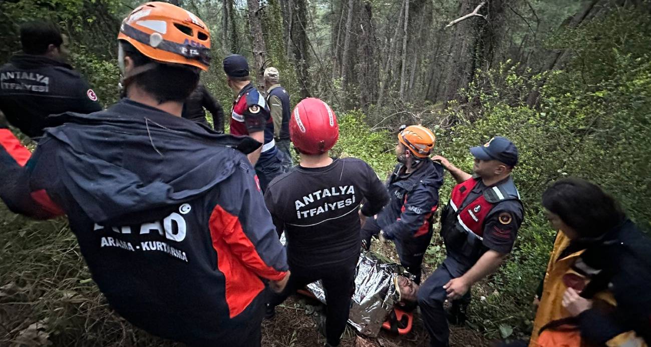 Antalya’nın Aksu ilçesinde 80 metrelik uçuruma yuvarlanarak yaralanan adam, jandarma, itfaiye ve AFAD ekipleri tarafından kurtarıldı.