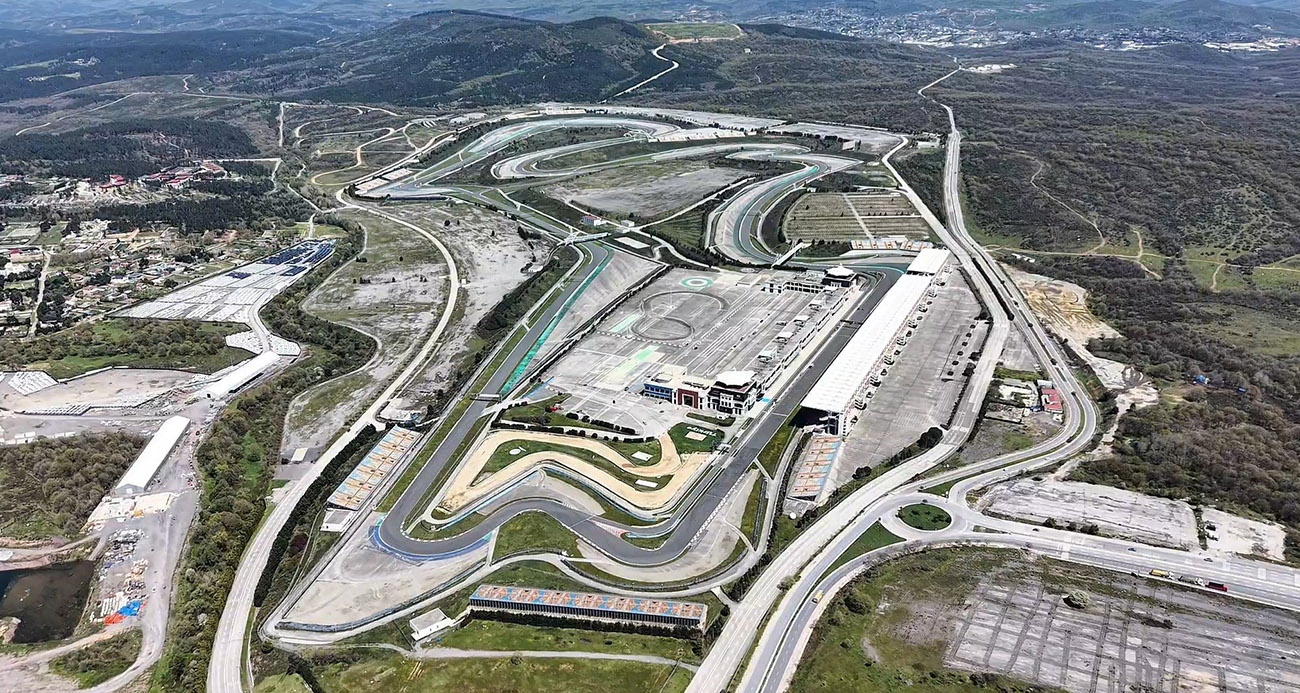 Cumhurbaşkanı Recep Tayyip Erdoğan, Formula 1’in (F1) Türkiye’ye geri dönüş sürecine ilişkin detayları bugün saat 15.00’te düzenlenecek programla kamuoyuna açıklayacak. İstanbul Park’ın yeni dönemi ve 2026 yılı hedefleriyle ilgili resmi duyurunun yapılacağı etkinlik öncesinde, yenilenmesi planlanan dev pist havadan görüntülendi.